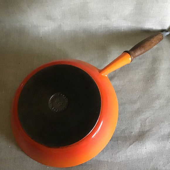 Le Creuset 24 Flame Enameled Cast Iron Frying Pan / Skillet Wood Handle - Picture 2 of 10